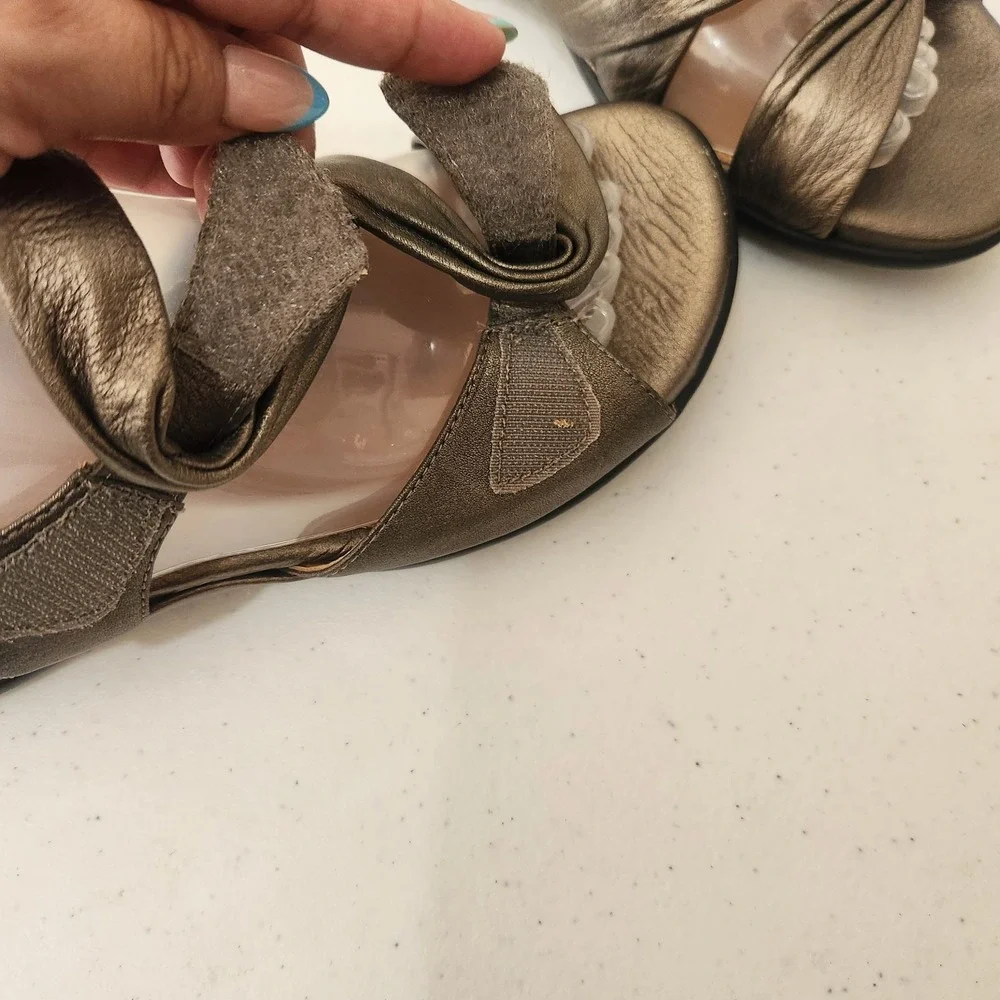 Clarks Artisan Lucena Women's Metallic Bronze Leather Knot Sandals 7W